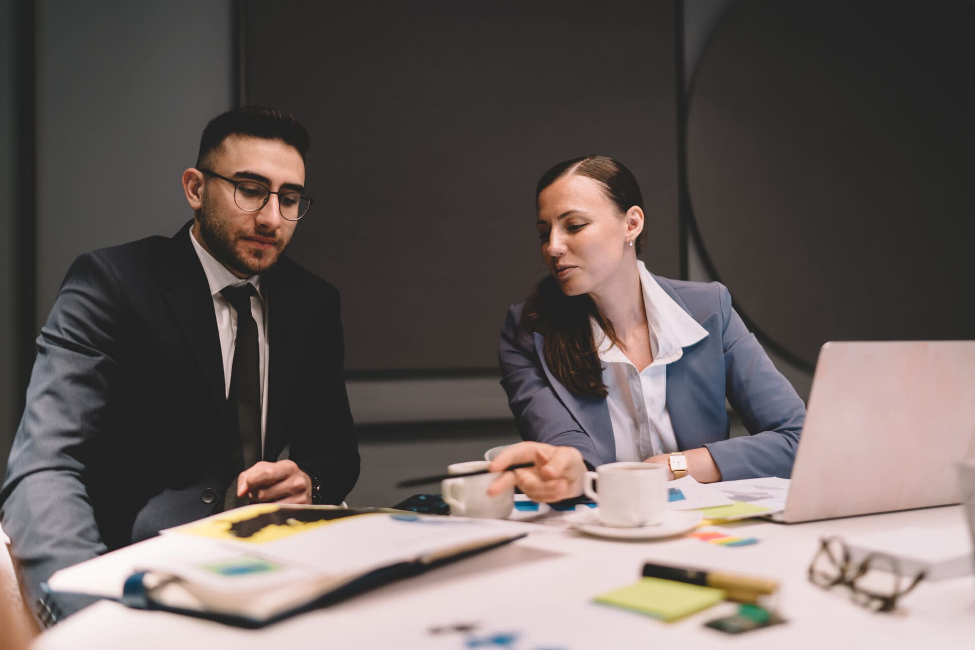 Louisville KY Digital Marketing Agency - Coworkers going over analytics